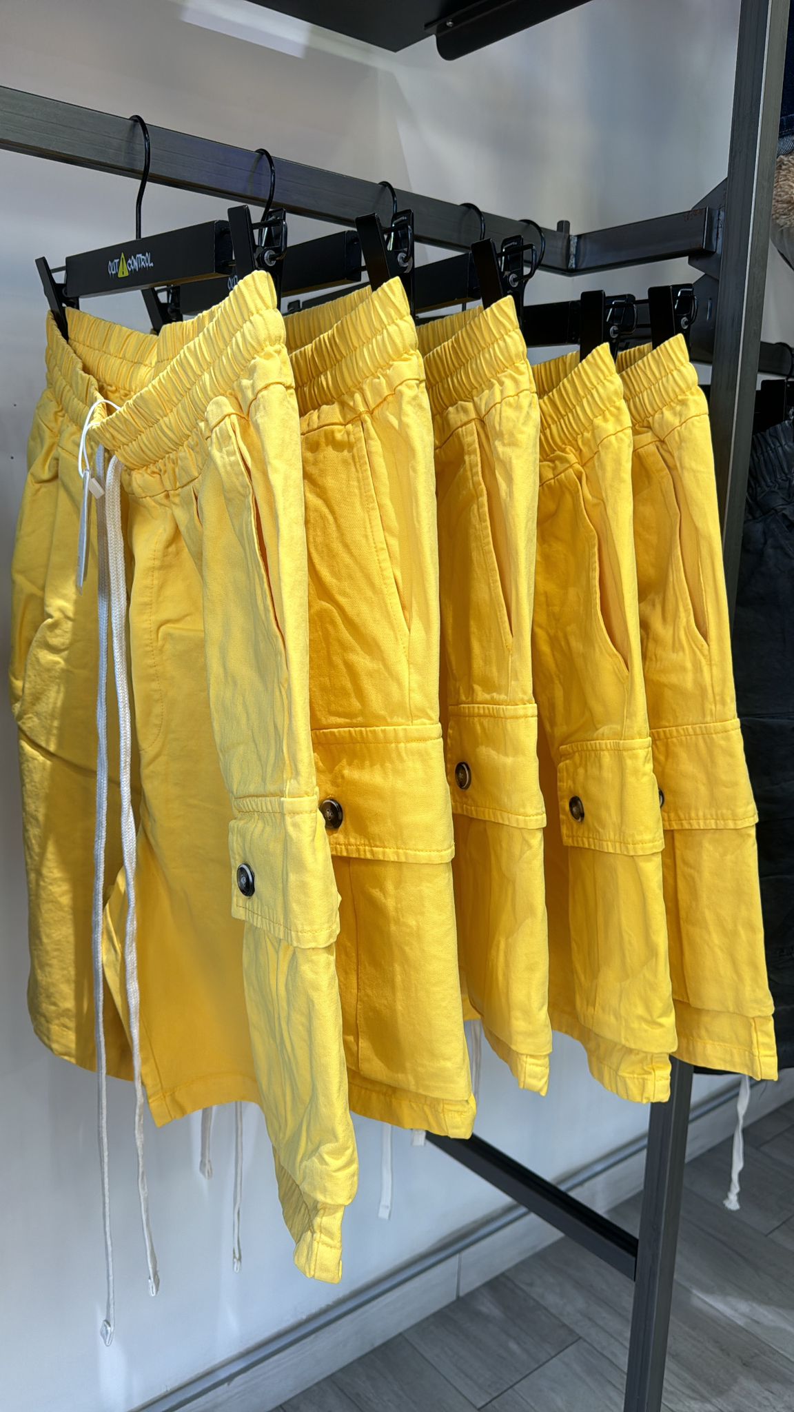 Pantaloncino cargo giallo
